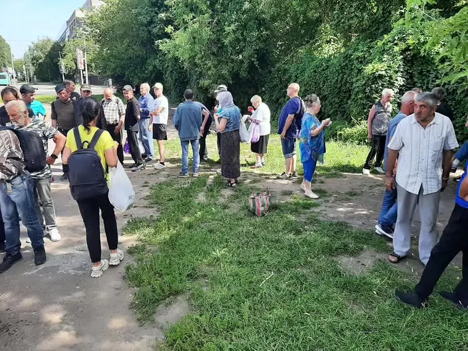 Однажды фарисеи (иудейская секта) привели ко Господу блудницу и сказали: “Мы …