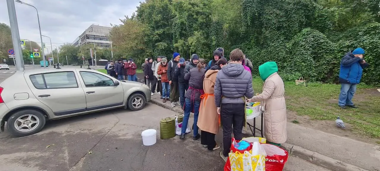 На кассе выдают маленькие призы; какие-то игрушечки, завернутые в цветную бум…