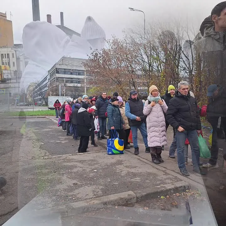 Мир держится на добрых людях.