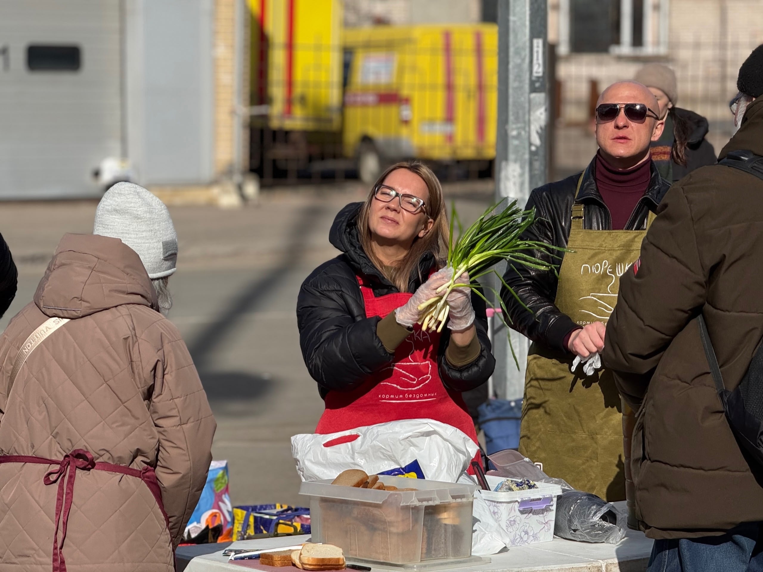 Вот такой красивый, свежий зелёный лук, а также ещё другие продукты, вещи и л…