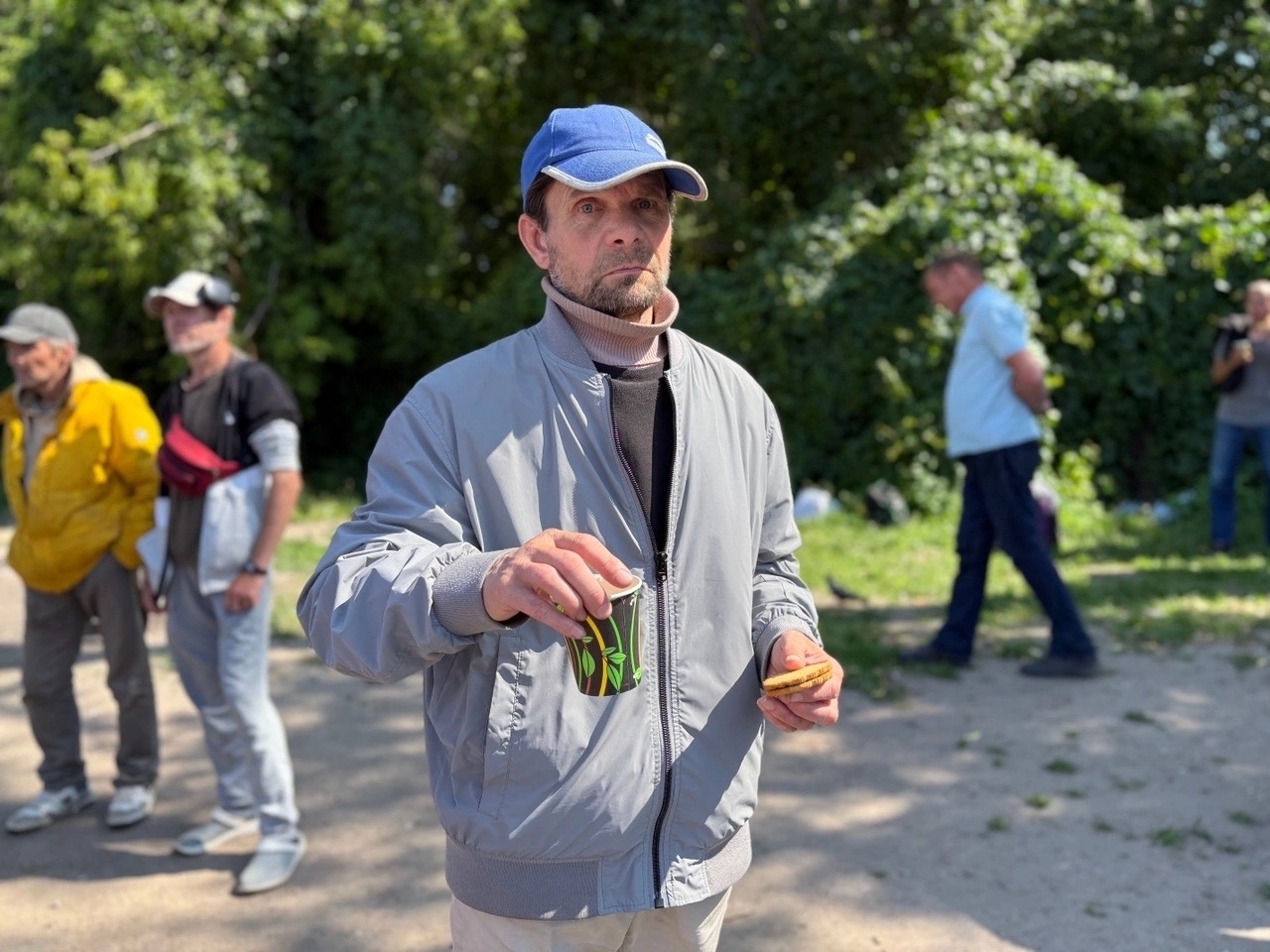 Поздняя осень, сумерки, возвращаюсь от врача. Не доходя до станции метро Петр…